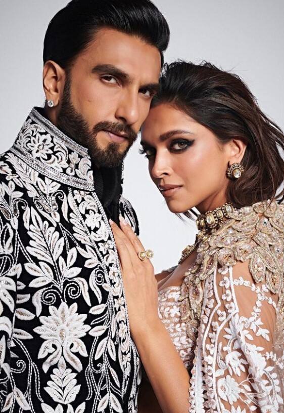 कई सालों तक एक-दूसरे को डेट करने के बाद दीपिका पादुकोण और रणवीर सिंह ने साल 2018 में इटली में एक शानदार डेस्टिनेशन वेडिंग की थी. अपनी ग्रैंड शादी के बाद कपल अपने माता-पिता के घर को छोड़कर मुंबई में एक आलीशान बंगले में शिफ्ट हो गए थे. उनका लैविश घर कथित तौर पर 119 करोड़ रुपये का बताया जाता है.