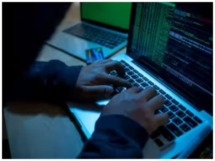 Crime News: विदेशों से ऑपरेट होने वाले गैंगस्टरों के सोशल मीडिया अकाउंट पर अब कसेगा शिकंजा, हर 20 मिनट में होते है अपडेट gangsters in punjab buzzing on social media cops want facbook twitter and other to block accounts Crime News: विदेशों से ऑपरेट होने वाले गैंगस्टरों के सोशल मीडिया अकाउंट पर अब कसेगा शिकंजा, हर 20 मिनट में होते है अपडेट