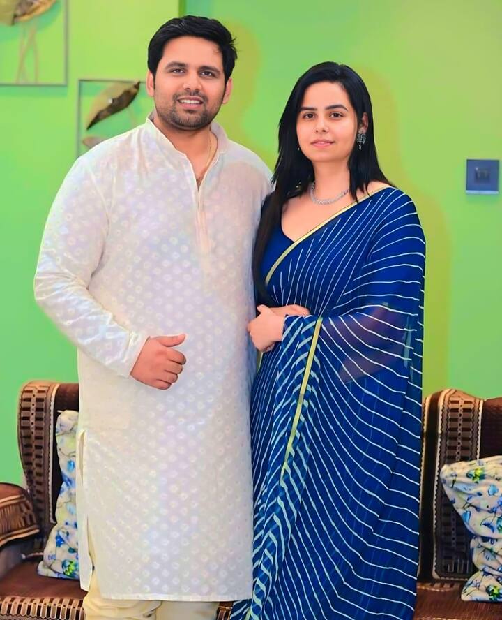 आरजेडी विधायक चेतन आनंद ने अपने ट्वीयर अकाउंट से होने वाली पत्नी आयुषी सिंह के साथ एक तस्वीर शेयर की है. इसमें दोनों की जोड़ी बहुत ही प्यारी लग रही है. ब्लू प्रिंटेड साड़ी में आयूषी बेहद खूबसूरत लग रही हैं. आयुषी एमबीबीएस के बाद एमडी कर रही हैं. वह टेनिस प्लेयर भी हैं.