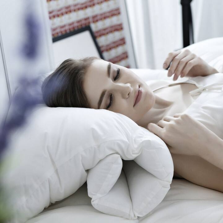 ঘুম শরীরের অন্যতম চাহিদা। দিনে অন্তত সাত থেকে আট ঘণ্টা না ঘুমালে শরীরে বাসা বাঁধতে পারে নানা রোগ। তাই চিকিৎসকরা পর্যাপ্ত ঘুমানোর পরামর্শ দিয়ে থাকেন।