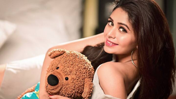 অন্যদিকে আরও এক ছবিতে অভিনয়ের কাজ শুরু হবে ঋতাভরীর। অংশুমান প্রত্যুষের (Angshuman Pratyush) পরিচালনায় এই ছবিতে অভিনেতা জিতু কমল (Jeetu Kamal)-এর সঙ্গে জুটি বাঁধছেন ঋতাভরী। ছবির নাম 'আপনজন'। এই ছবির শ্যুটিংয়ের জন্য সামনেই লন্ডনে উড়ে যাবেন অভিনেত্রী।