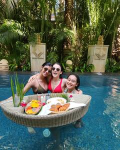 Radhika Madan Bikini Pics: राधिका मदान की पूल पार्टी, रेड बिकिनी पहन सोलमेट्स के साथ सेलिब्रेट किया बर्थडे