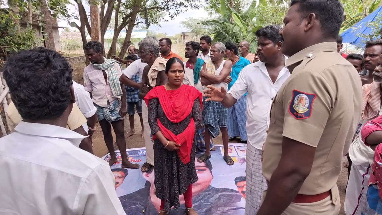 வரதட்சணை கேட்டு கொடுமைப்படுத்திய மாமியார்; ஊர் மக்களுடன் போராட்டத்தில் குதித்த மருமகள்