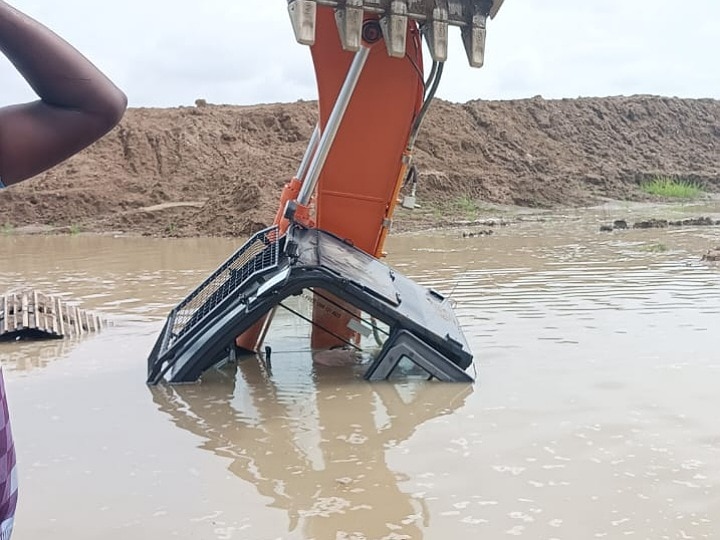 காவிரி ஆற்றில் மூழ்கிய ஹிட்டாச்சி வாகனம் - ஓட்டுநர் உயிரிழந்த சோகம்