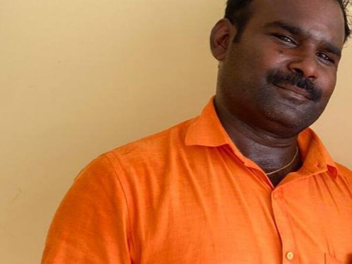 Karur Driver dies as Hitachi vehicle sinks during construction work in Cauvery river TNN காவிரி ஆற்றில் மூழ்கிய ஹிட்டாச்சி வாகனம் - ஓட்டுநர் உயிரிழந்த சோகம்