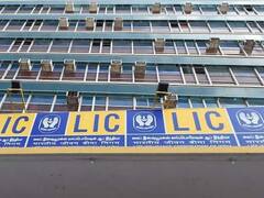 LIC: જો તમે નિવૃત્તિ પછી ટેન્શન ફ્રી રહેવા માંગતા હોવ તો LICની આ યોજનાઓમાં કરો રોકાણ