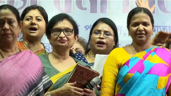 ধর্না মঞ্চ থেকেও বিরোধী দলনেতা শুভেন্দু অধিকারীর বিরুদ্ধে আক্রমণ শানিয়েছে তৃণমূল।অপরূপা পোদ্দারের এই মন্তব্যের পাল্টা দিয়েছেন শুভেন্দু অধিকারী।