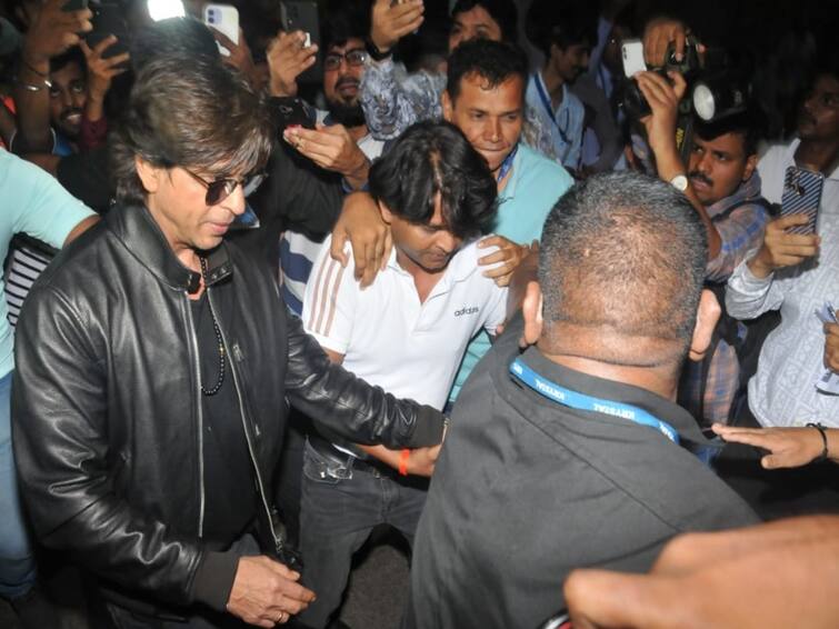 Shah Rukh Khan Brushes Fan's Hand Away, Denies To Take Selfie At The Airport Shah Rukh Khan Brushes Fan's Hand Away, Denies To Take Selfie At The Airport