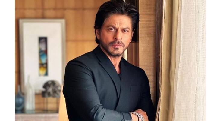 Shah Rukh shook the fan s hand in anger people were surprised to see King Khan s action Shah Rukh Khan Troll: ਸ਼ਾਹਰੁਖ ਨੇ ਗੁੱਸੇ 'ਚ ਝਟਕਿਆ ਪ੍ਰਸ਼ੰਸ਼ਕ ਦਾ ਹੱਥ, ਕਿੰਗ ਖਾਨ ਦੀ ਹਰਕਤ ਦੇਖ ਲੋਕ ਹੋਏ ਹੈਰਾਨ