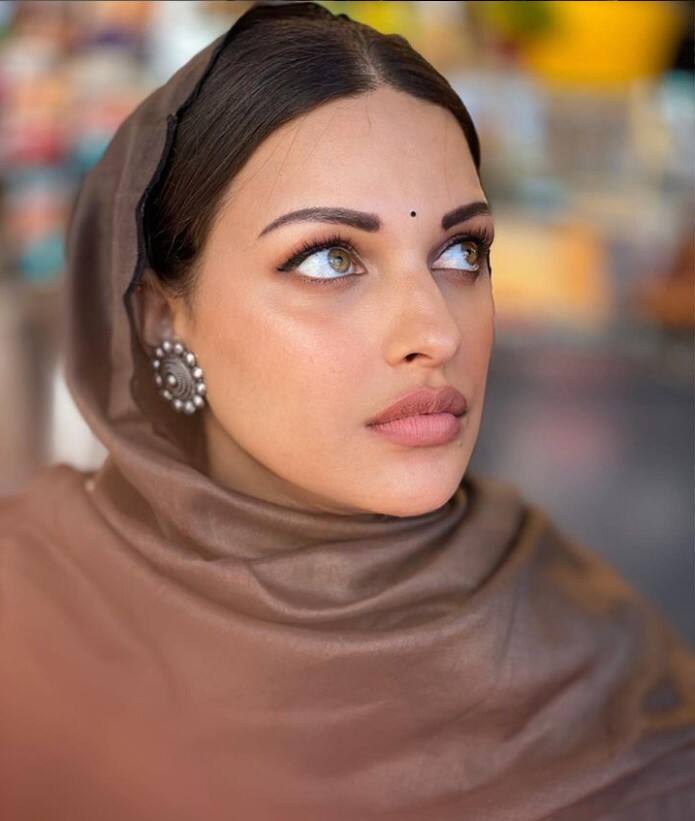 ਦਰਅਸਲ, ਹਿਮਾਂਸ਼ੀ ਵੱਲੋਂ ਹਾਲ ਹੀ ਵਿੱਚ ਟਵੀਟ ਕਰ ਲਿਖਿਆ ਗਿਆ, ਲੋਕ ਮੈਨੂੰ ਧਰਮ ਦੀ ਪਰਿਭਾਸ਼ਾ ਦੱਸਦੇ ਹਨ... ਪਰ ਸ਼ੁਰੂਆਤ ਗਾਲ੍ਹਾਂ ਕੱਢਣ ਤੋਂ ਕਰਦੇ ਹਨ। ਹਿਮਾਸ਼ੀ ਵੱਲੋਂ ਕੀਤਾ ਗਿਆ ਇਹ ਟਵੀਟ ਸੋਸ਼ਲ ਮੀਡੀਆ ਉੱਪਰ ਤੇਜ਼ੀ ਨਾਲ ਵਾਇਰਲ ਹੋ ਰਿਹਾ ਹੈ।