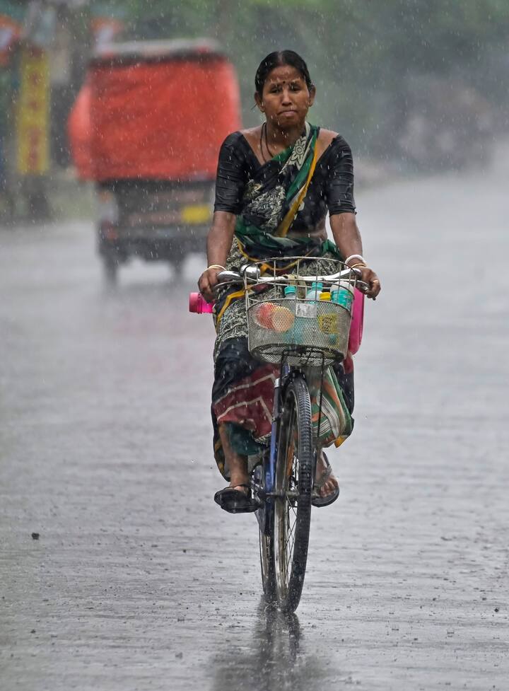 শনিবার দক্ষিণ-পূর্ব বঙ্গোপসাগরে তৈরি হতে পারে ঘূর্ণাবর্ত। সোমবারের মধ্যে ওই ঘূর্ণাবর্ত নিম্নচাপে পরিণত হবে। সেই নিম্নচাপ শক্তি বাড়িয়ে শেষ পর্যন্ত ঘূর্ণিঝড় মোকায় পরিণত হয় কিনা, এখন সেদিকেই নজর রাখছে মৌসম ভবন। আগেভাগেই সতর্ক রাজ্য প্রশাসন। সংশ্লিষ্ট সব দফতরের সঙ্গে বৈঠক করে প্রস্তুত থাকার নির্দেশ দিয়েছেন মুখ্যসচিব।