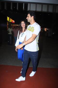 Photos: पति विवेक दहिया का हाथ थामे स्पॉट हुईं दिव्यांका त्रिपाठी, कैजुअल लुक में देखिए कपल की खूबसूरत फोटोज़