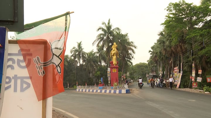 অন্যদিকে, অপ্রীতিকর পরিস্থিতি ঠেকাতে প্রস্তুত পুলিশও। রাস্তায় রাস্তায় মোতায়েন বিশাল পুলিশ বাহিনী। মজুত রয়েছে জলকামানও।