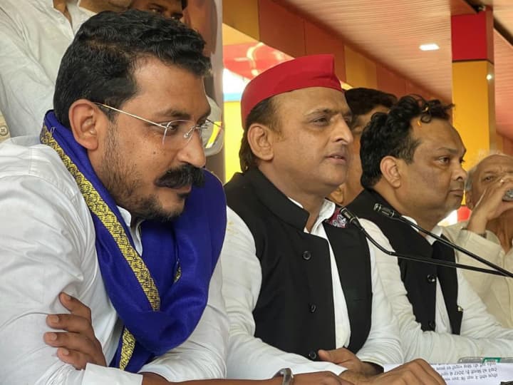UP Nagar Nikay Chunav 2023: उत्तर प्रदेश में समाजवादी पार्टी (Samajwadi Party) गठबंधन से आरएलडी (RLD) ने अब दूरी बनानी शुरू कर दी है. सहारनपुर में अखिलेश यादव के कार्यक्रम में इसकी झलक दिखी.