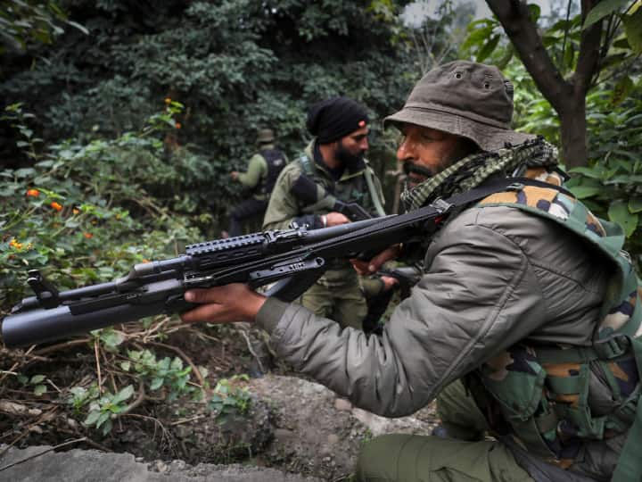 Indian soldiers foiled an attempt to infiltrate from across border two Pakistani terrorists killed in Machil sector of Jammu Kashmir ANN Kupwara Encounter: पाकिस्तानी आतंकियों के मंसूबे नाकाम, घुसपैठ की कोशिश कर रहे दो टेररिस्ट को सुरक्षाबलों ने किया ढेर