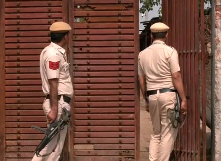 Delhi Dwarka police raided 20 places in Delhi and Haryana Amidst gang war  know whole matter Dwarka Police Raid: दिल्ली-हरियाणा में 20 जगहों पर पुलिस की छापेमारी, भारी मात्रा में हथियार और कैश बरामद
