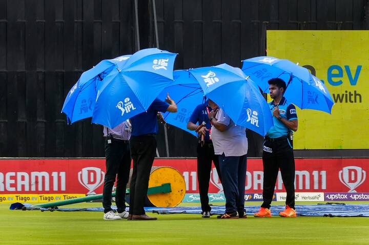 थोड्यावेळानंतर पाऊस थांबण्याची चिन्हे दिसली.. त्यामुळे चेन्नईला डकवर्थ लुईस नियमानुसार आव्हान देण्यात आले. पण पुन्हा एकदा पावसाने हजेरी लावली. पंचांनी पाहणी करत सामना रद्द करण्याचा निर्णय घेतला.