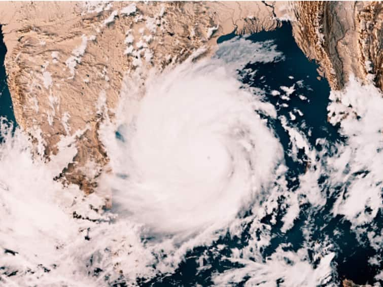 Cyclone Mocha IMD predicts cyclonic storm over Bay of Bengal high alert in Odisha and West Bengal Cyclone Mocha : बंगालच्या उपसागरावर 'मोचा' चक्रीवादळाचं संकट; ओडिशा आणि बंगालचं होऊ शकतं मोठं नुकसान, हाय अलर्ट जारी 