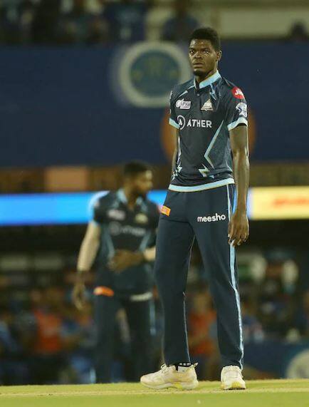 IPLમાં બોલિંગમાં વ્યક્તિગત સર્વશ્રેષ્ઠ પ્રદર્શનનો રેકોર્ડ અલઝારી જોસેફના નામે છે. તેણે 12 રનમાં 6 વિકેટ લીધી છે. આ રેકોર્ડ આજદિન સુધી અકબંધ છે.