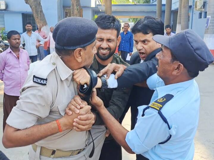 Nalanda Fight between the police and the lawyer in Bihar Sharif Sadar Hospital Know the matter ann Nalanda News: सदर अस्पताल में पुलिस और वकील में हो गई मारपीट, जांच के लिए किशोर को लाया गया था, जानें पूरा मामला