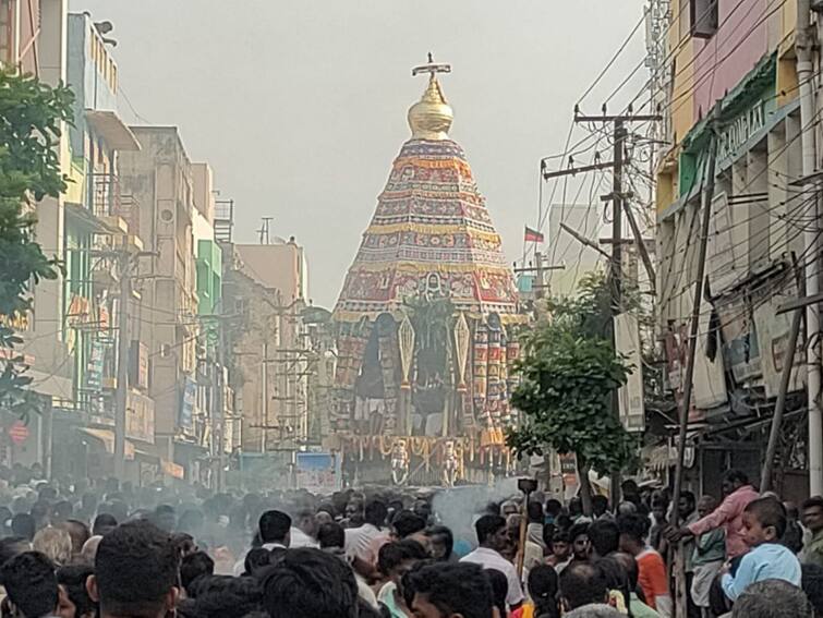 Chithirai festival car festival was held inTrichy Malaikottai Thayumana Swami temple with great fanfare TNN திருச்சி மலைக்கோட்டை தாயுமான சுவாமி கோவில் சித்திரை தேரோட்டம் - திரளான பக்தர்கள் பங்கேற்பு