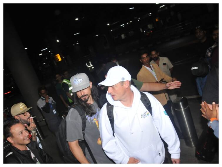 Backstreet Boys Arrive In Mumbai For DNA World Tour, Paps Scream 'Ikde Ikde' At Airport Backstreet Boys Arrive In Mumbai For DNA World Tour, Paps Scream 'Ikde Ikde' At Airport