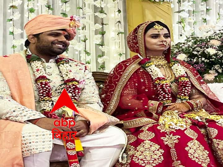 Chetan Anand Wedding Photos: आनंद मोहन के बेटे चेतन आनंद की शादी की तस्वीरें आ गई हैं. तय तिथि के अनुसार तीन मई को उनकी शादी देहरादून में हुई है. देखिए खास तस्वीरें.