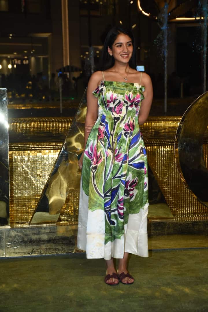 इस दौरान वो एक मल्टीकलर की ड्रेस पहने हुए नजर आईं. इवेंट में जाने से पहले राधिका ने पैपराजी को कई पोज दिए.