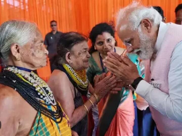 சுற்றுச்சூழல் பிரச்னைகளுக்காக குரல் கொடுத்த பத்மஸ்ரீ துளசி கெளடா...நேரில் சந்தித்துப்பேசிய பிரதமர் மோடி.. PM Modi Meets Padma Awardees Tulsi Gowda Sukri Bommu Gouda in Karnataka know more details சுற்றுச்சூழல் பிரச்னைகளுக்காக குரல் கொடுத்த பத்மஸ்ரீ துளசி கெளடா...நேரில் சந்தித்துப்பேசிய பிரதமர் மோடி..