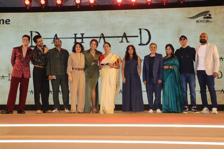 वहीं सीरीज के ट्रेलर को फैंस की मिली-जुली प्रतिक्रिया मिल रही है और वो सोनाक्षी की एक्टिंग की तारीफ भी कर रहे हैं.