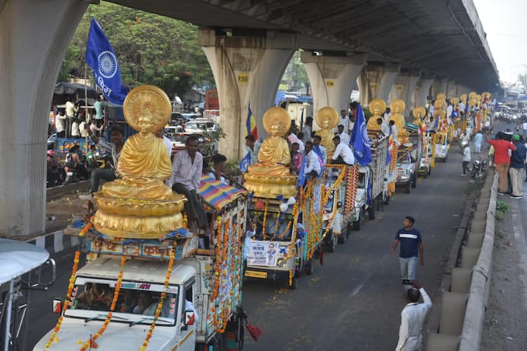 maharashtra news nashik news 100 Buddha idols given to 100 villages in Nashik district on Buddha Purnima Nashik Budhha Paurnima : पाच फुटांच्या शंभर बुद्ध मूर्ती, शंभर रथातून मिरवणूक; नाशिकमधील शंभर गावांना बुद्धमूर्तीचं दान 