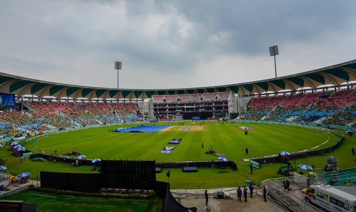 चेन्नईच्या फिरकी गोलंदाजांनी अचूक टप्प्यावर मारा करत लखनौच्या फलंदाजांना तंबूत धाडले. रविंद्र जाडेजा, मोईन अली आणि महिश तिक्ष्णा यांनी पाच फलंदाजांना तंबूचा रस्ता दाखवला. महिश तिक्ष्णा आणि मोईन अली यांनी प्रत्येकी दोन दोन विकेट घेतल्या. तर रविंद्र जाडेजा याने एका फलंदाजाला तंबूचा रस्ता दाखवला. मोईन अली याने चार षटकात 13 धावा खर्च केल्या. महिश तिक्ष्णा याने चार षटकात 37 धावा दिल्या. रविंद्र जाडेजा याने तीन षटकात 11 धावा दिल्या. दीपक चाहर याने चार षटकात 41 धावा दिल्या.