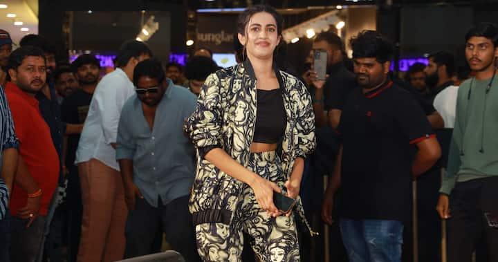 'డెడ్ పిక్సల్స్' టీజర్ విడుదల కార్యక్రమం ఓ మాల్ లో జరిగింది. అక్కడ నిహారికా ఇలా సందడి చేశారు.