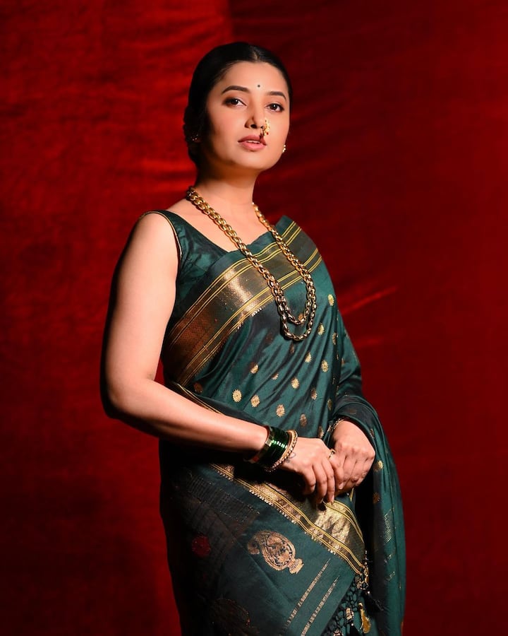 कानात कुडी, गळ्यात बोरमाळ, नाकात नथ हे दागिने तिने परिधान केले आहे.