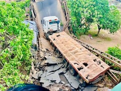 శ్రీకాకుళం జిల్లాలో వాహనాలు వెళ్తుండగానే కుప్పకూలిన పురాతన బ్రిడ్జి- తప్పిన ముప్పు