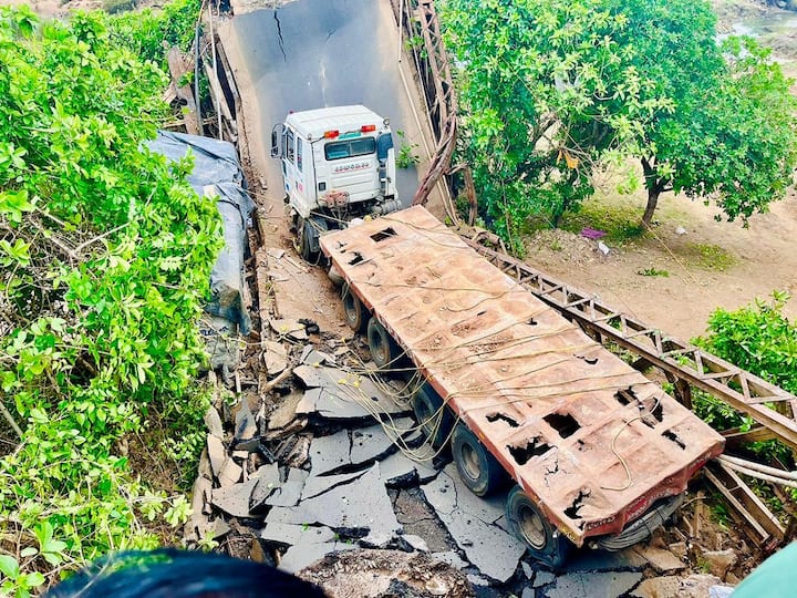 Srikakulam News Bridge Collapsed While Vehicles Were Moving at Ichchapuram Srikakulam News: శ్రీకాకుళం జిల్లాలో వాహనాలు వెళ్తుండగానే కుప్పకూలిన పురాతన బ్రిడ్జి- తప్పిన ముప్పు