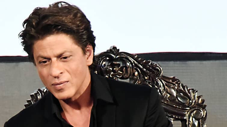 Shah Rukh Khan: Shah Rukh Khan Pushes Away Hand Of Fan Trying To Click Selfie At Mumbai Airport, See the video Shah Rukh Khan: বিমানবন্দরে বিনা অনুমতিতে সেলফি তোলার চেষ্টা, অনুরাগীর হাত ঠেলে সরিয়ে দিলেন শাহরুখ!