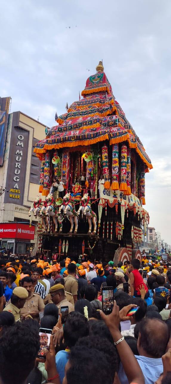 உள்ளூர் மட்டுமல்லாது வெளியூர் மக்களும் மதுரை சித்திரை திருவிழாவின் தேரோட்ட நிகழ்வில் பங்கேற்றுள்ளனர்
