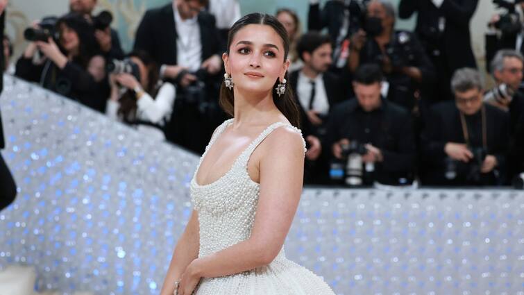 Alia Bhatt: Alia Bhatt's Met Gala dress had 1 lakh pearls, Prabal Gurung created the stanning look Alia Bhatt: এক লাখ মুক্তো দিয়ে তৈরি হয়েছিল আলিয়ার মেট গালার পোশাক, ছিল আর কী কী বিশেষত্ব?