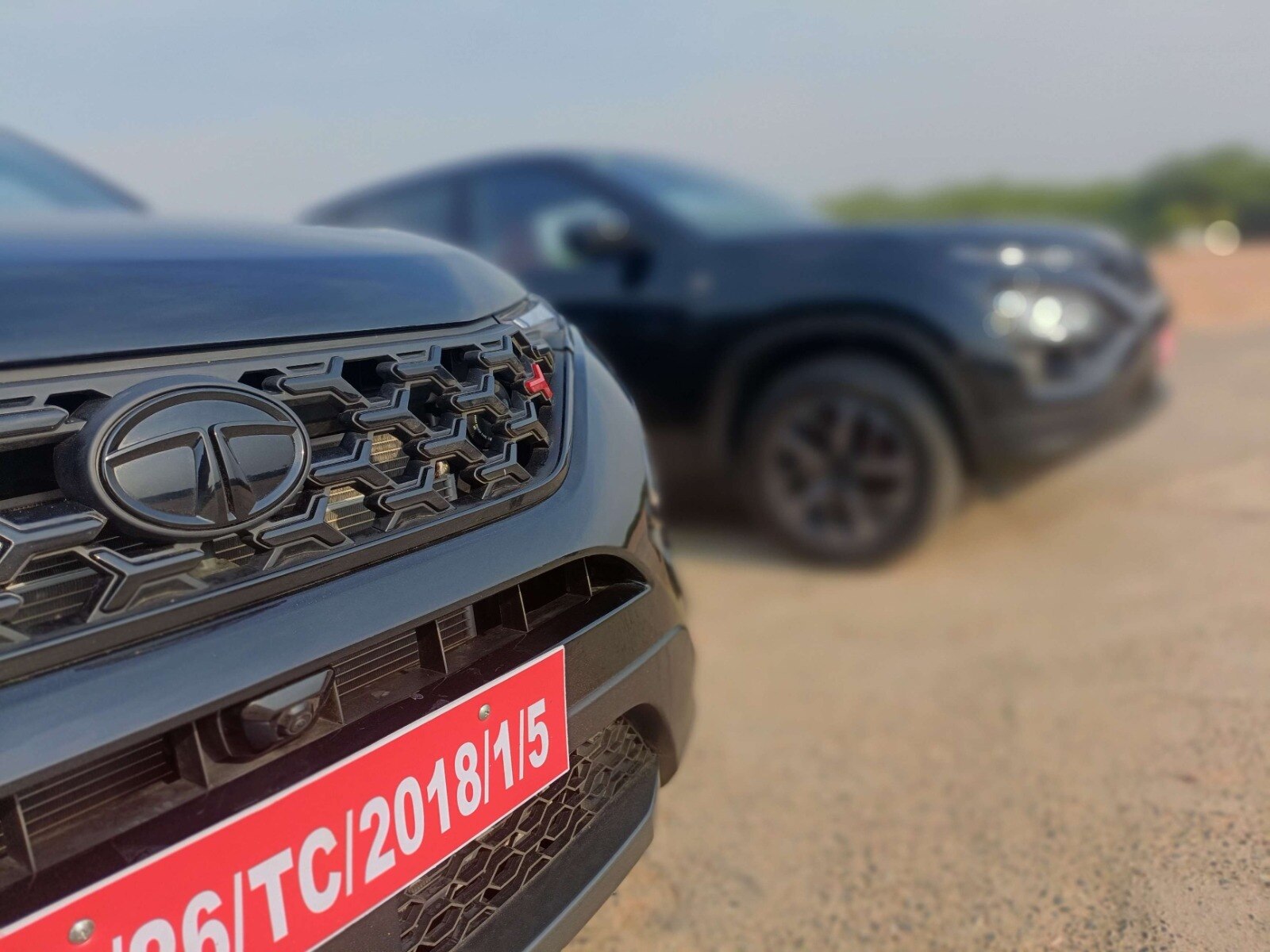 Tata Safari Dark Edition: देखिए टाटा हैरियर और सफारी रेड डार्क एडिशन का फोटो रिव्यू, ढेर सारी खूबियों से है लैस 