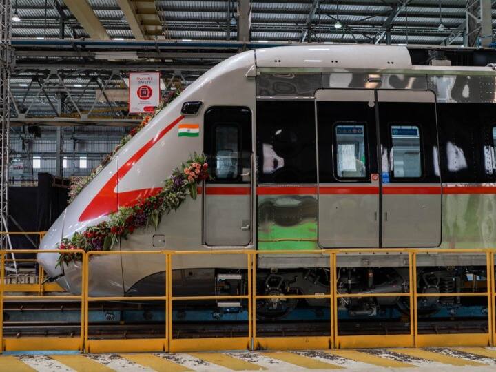 दिल्ली से मेरठ के बीच बन रहे इस ट्रैक का काम 2025 तक पूरा करने का लक्ष्य रखा गया है. इस ट्रैक के पूरी तरह से बन जाने के बाद दिल्ली से मेरठ के बीच की दूरी चय करने में महज 50 मिनट की समय लगेगा.