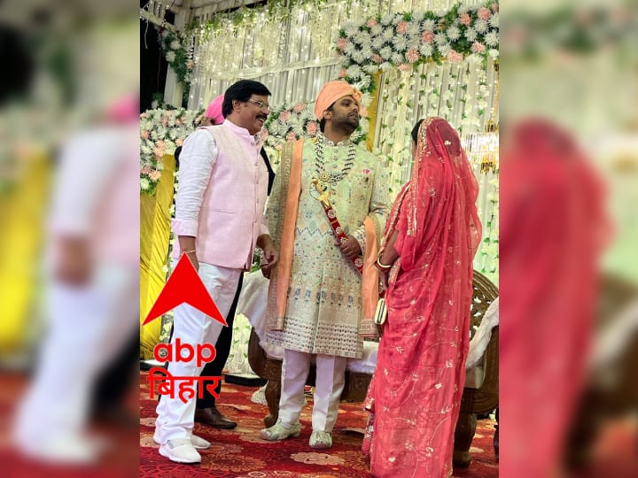 उत्तराखंड के देहरादून के कैनाल रोड स्थित लग्जरिया फार्म बाय सॉलिटेयर में चेतन आनंद आज परिणय सूत्र में बंधे. इस हाई प्रोफाइल शादी को लेकर पूरे फार्म हाउस को दुल्हन की तरह सजाया गया था.