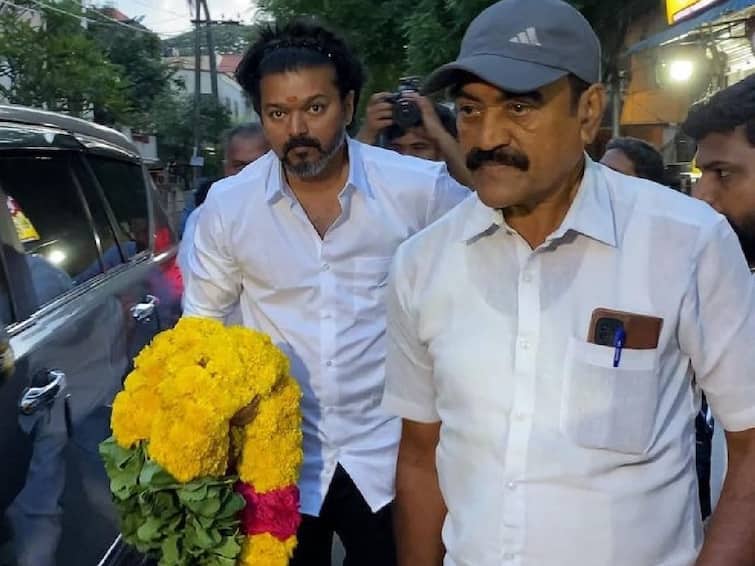 Manobala Death Actor Vijay Pays Tribute to Actor and Director Manobala Tamil news Vijay Tribute to Manobala: மறைந்த மனோபாலாவிற்கு நேரில் இறுதி மரியாதை செலுத்திய விஜய்..