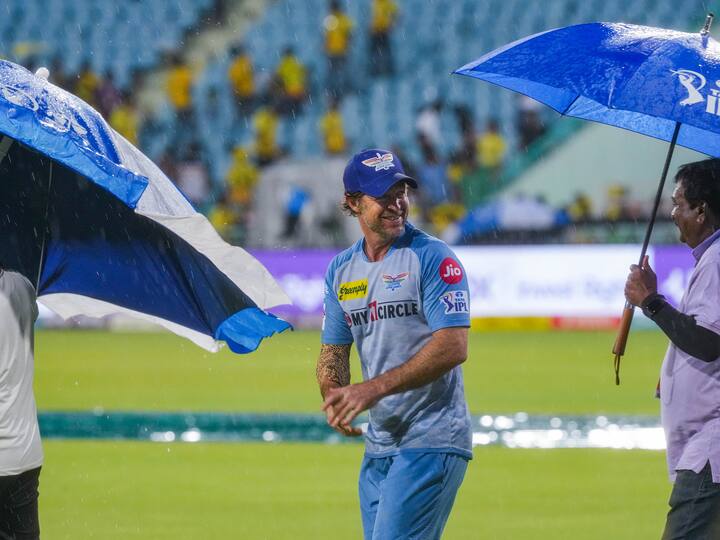 पावसामुळे तासभर सामना उशीरा सुरु झाला होता. लखनौची फलंदाजी सुरु असताना अखेरच्या षटकात पावसाने हजेरी लावली. त्यामुळे सामना थांबववा लागला. पण पावसाने थांबायचे नाव घेतले नाही.