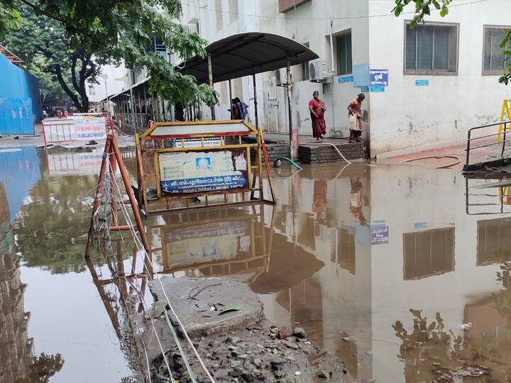 Patients are suffering due to stagnant rain water in Coimbatore Government Hospital கோவை அரசு மருத்துவமனையை சூழ்ந்த மழைநீர்: நோயாளிகள் அவதி
