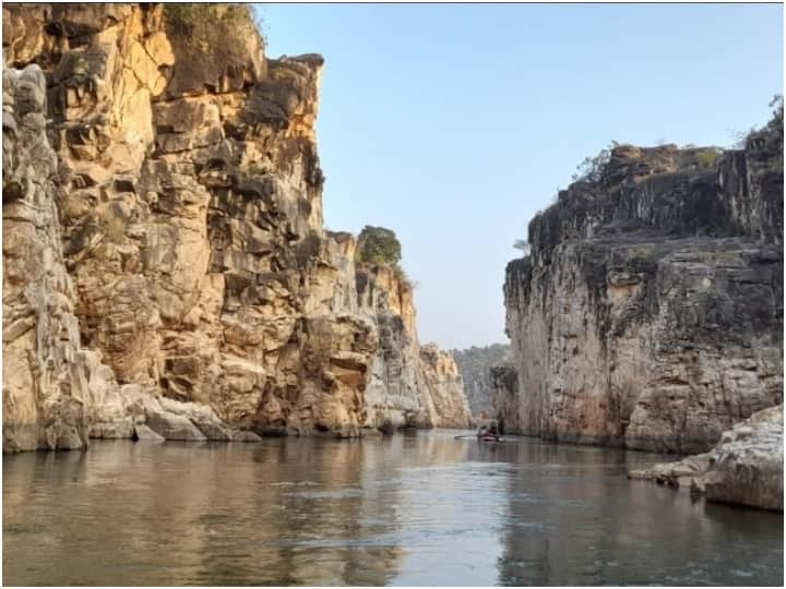 Bhedaghat-Dhuandhar Boat Riding: अगर गर्मी की छुट्टियों में जबलपुर के भेड़ाघाट-धुआंधार घूमने आ रहे हैं तो आपके लिए खुशखबरी है. आपको चांदनी रात में संगरमरमर की धवल चट्टानों की खूबसूरती देखने को मिलेगी.