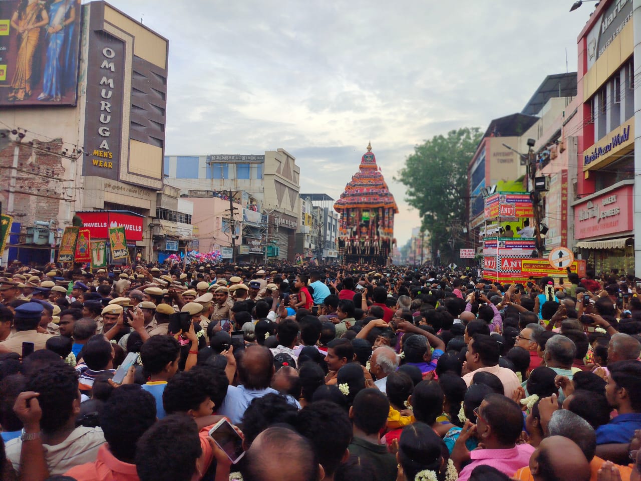 Chithirai Festival: கோலாகலமாக தொடங்கிய சித்திரைப் பெருவிழா தேரோட்டம்.. லட்சக்கணக்கான பக்தர்கள் பங்கேற்பு..