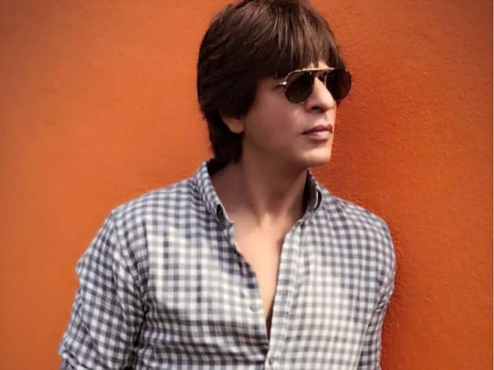 Shah Rukh Khan Life: बॉलीवुड के पठान यानि  शाहरुख खान आज किसी पहचान के मोहताज नहीं है. इस रिपोर्ट में हम आपको एक्टर की पर्सनल लाइफ से जुड़ा वो किस्सा बताने वाले हैं जो आपने पहले शायद ही कभी सुना होगा.