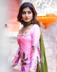 Vasanthi Krishnan: అప్పుడే విరిసిన పింక్ గులాబీలా వాసంతి