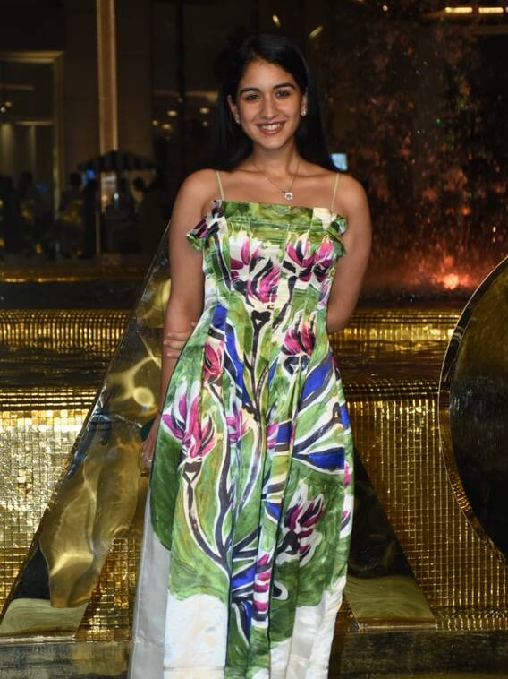 राधिका मर्चेंट के ग्लैमरस लुक ने उड़ाए सबके होश, देखें- तस्वीरें